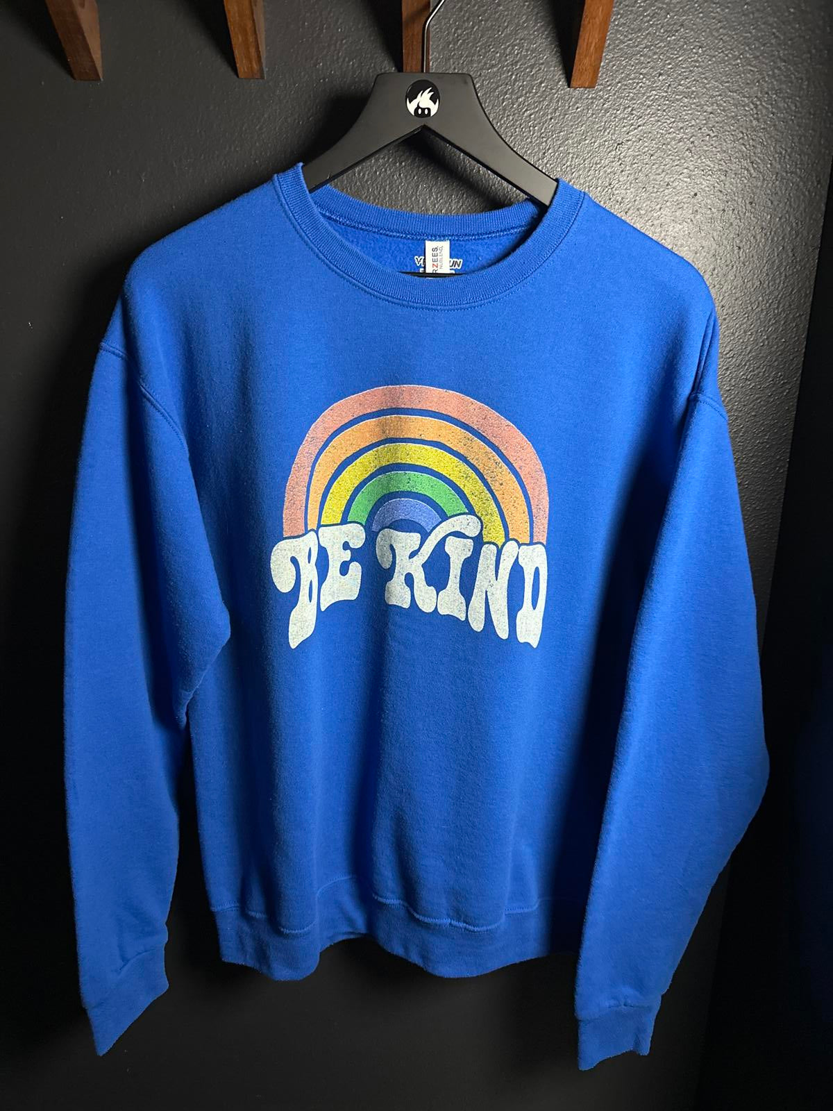 Retro BE KIND Rainbow Sweatshirt - Cozy & Stylish