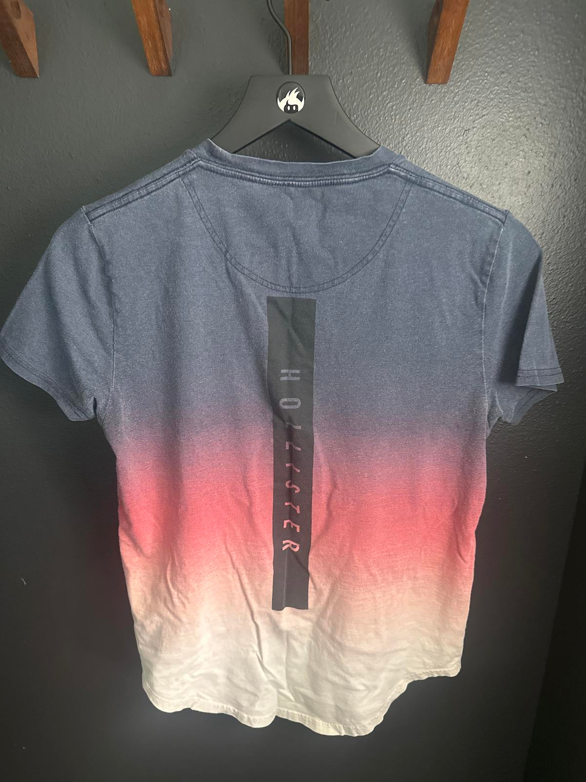 Hollister Graphic Tee - Casual Summer Style