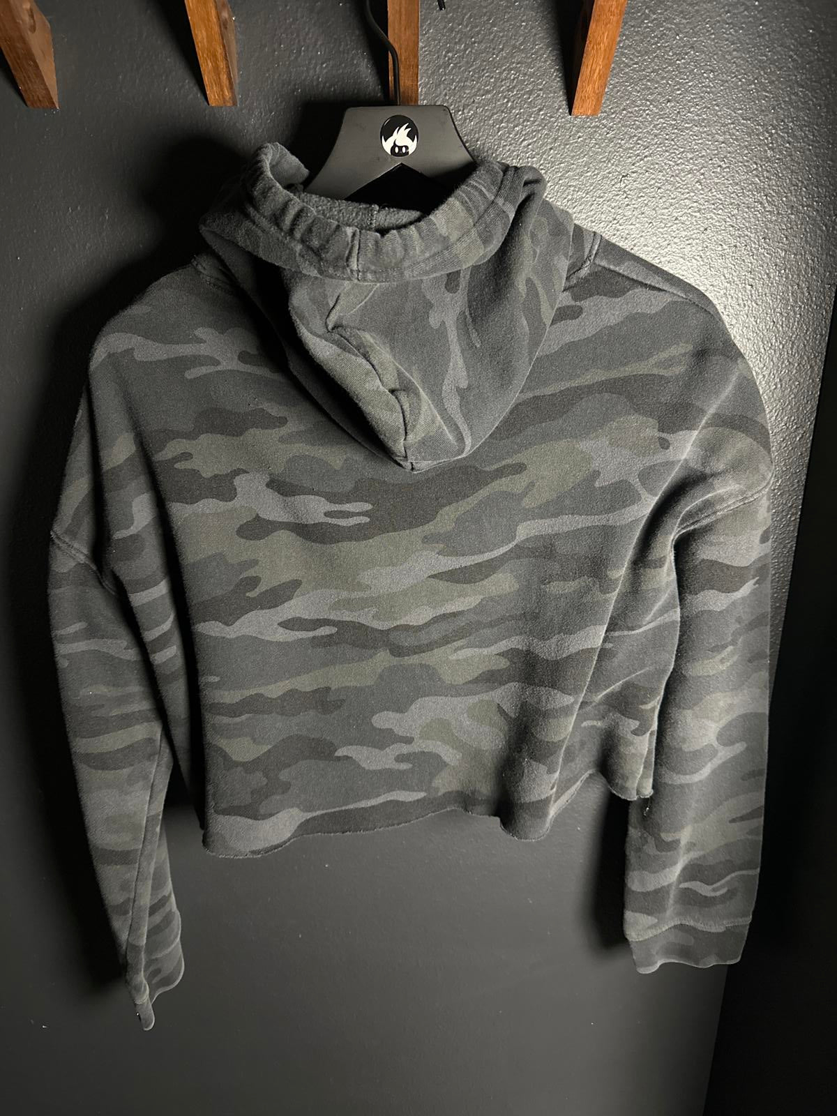 Black Camouflage Cropped Hoodie with Arrow and Map Design
