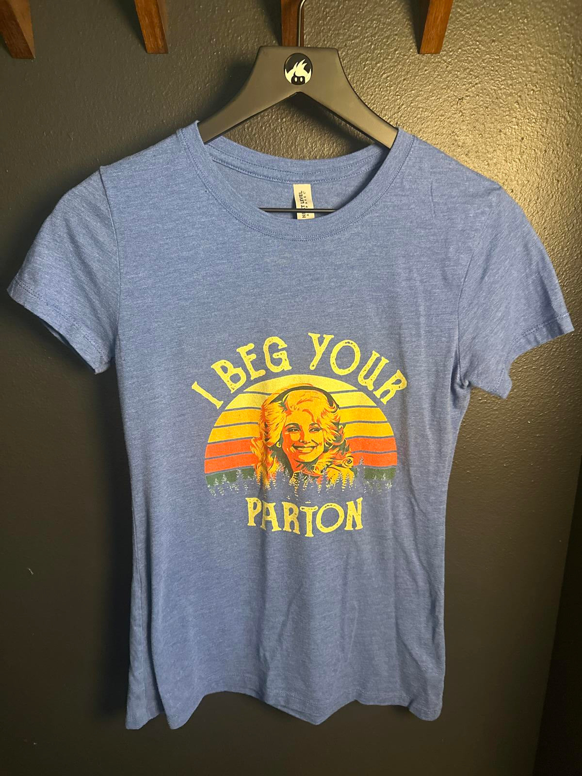 Dolly Parton "I Beg Your Parton" Graphic Tee