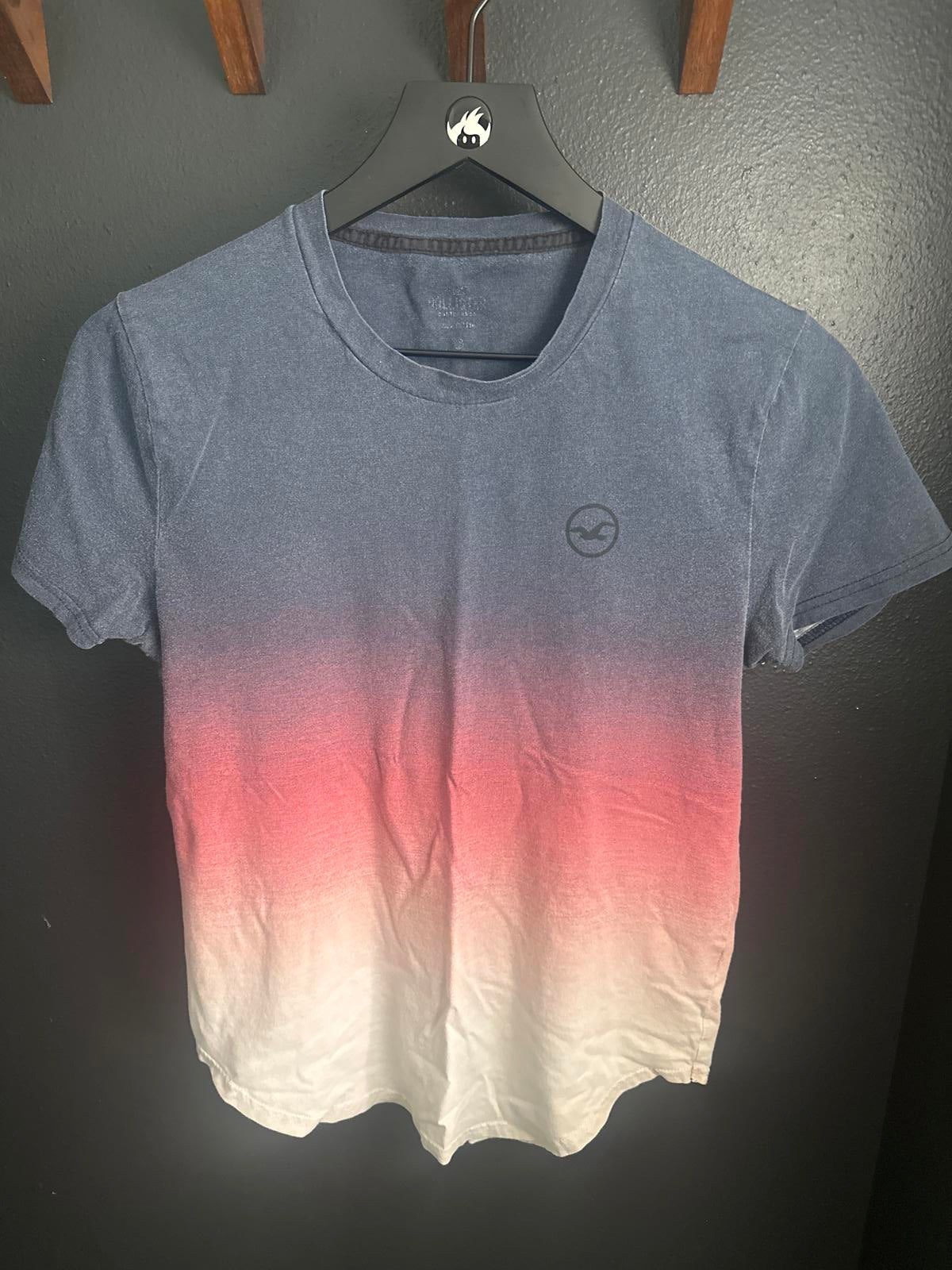 Hollister Graphic Tee - Casual Summer Style
