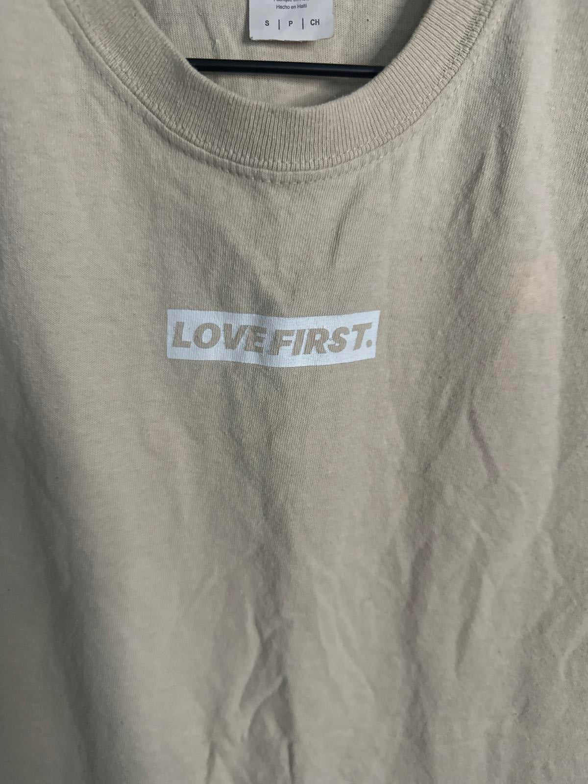 Gildan Love First Graphic Tee – Casual Comfort