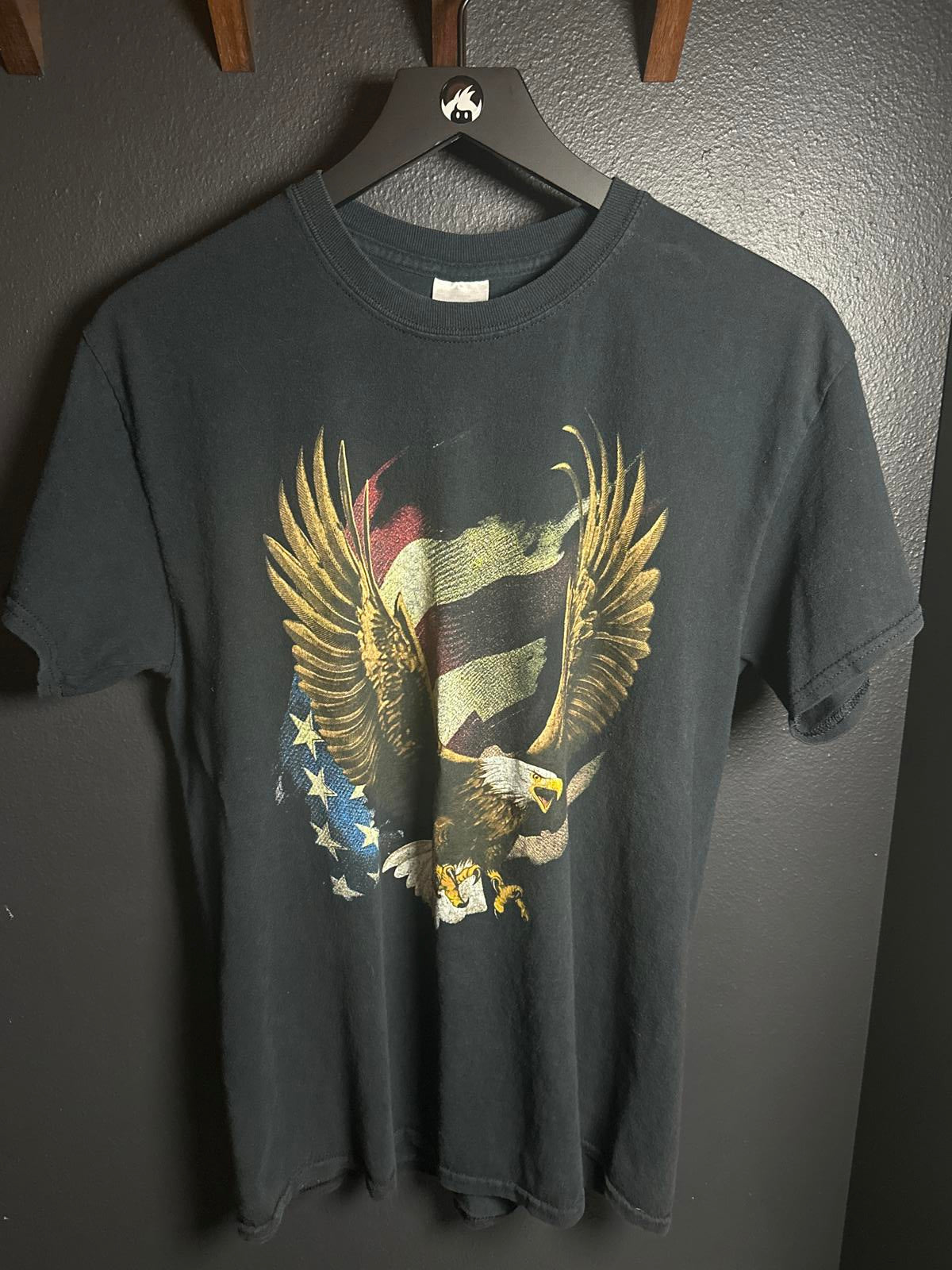 Gildan Heavy Cotton Men's Black Graphic T-Shirt with Eagle and Flag Design