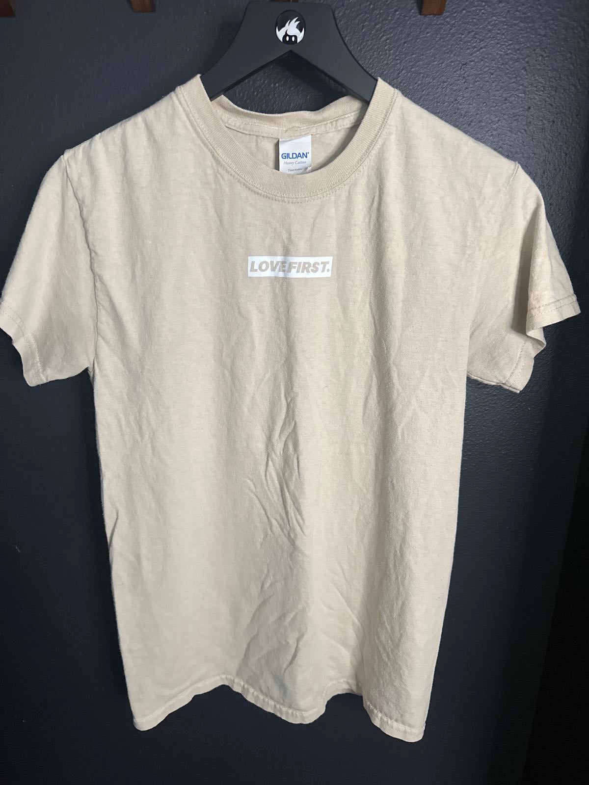 Gildan Love First Graphic Tee – Casual Comfort