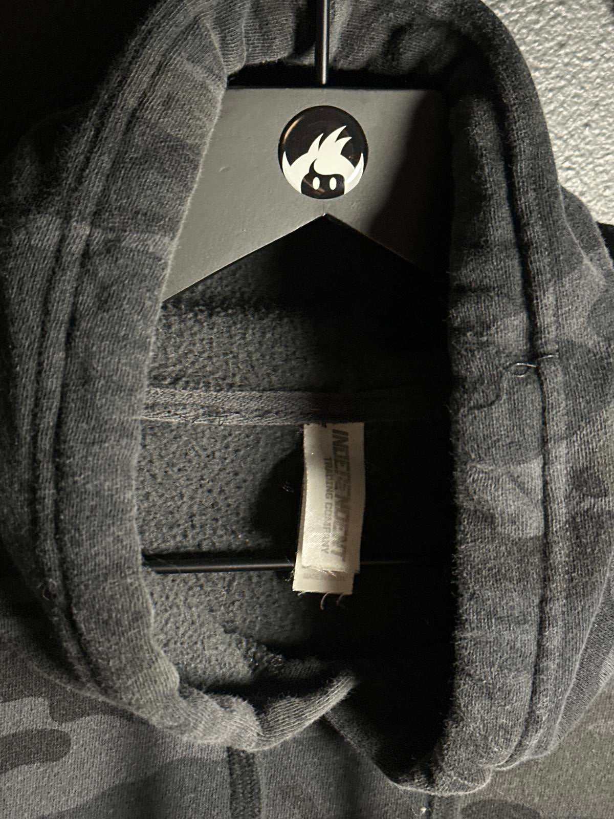 Black Camouflage Cropped Hoodie with Arrow and Map Design