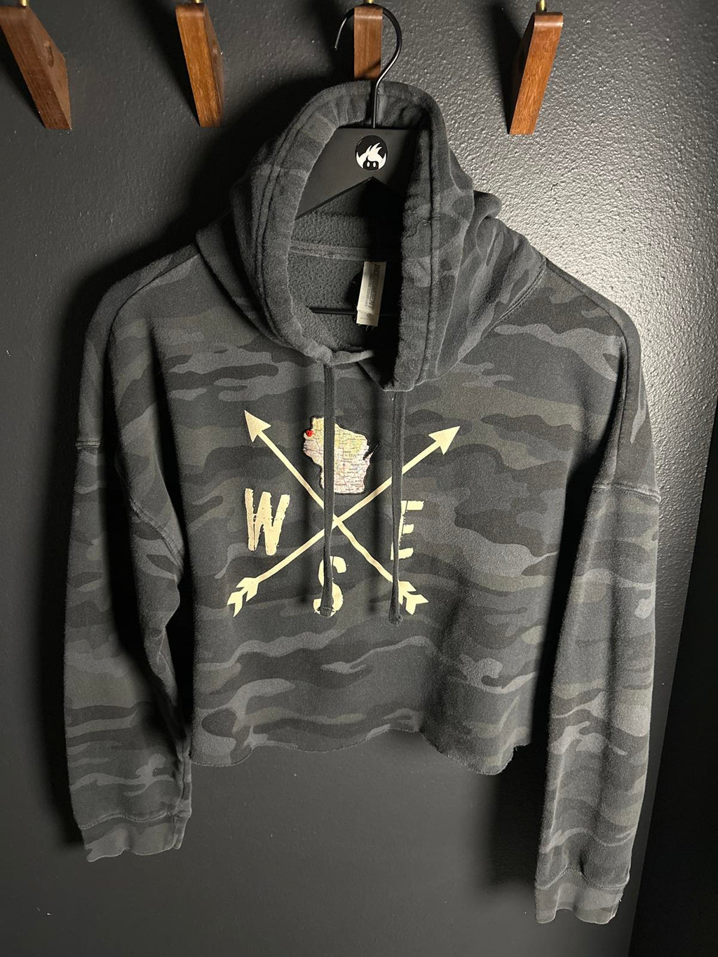Black Camouflage Cropped Hoodie with Arrow and Map Design