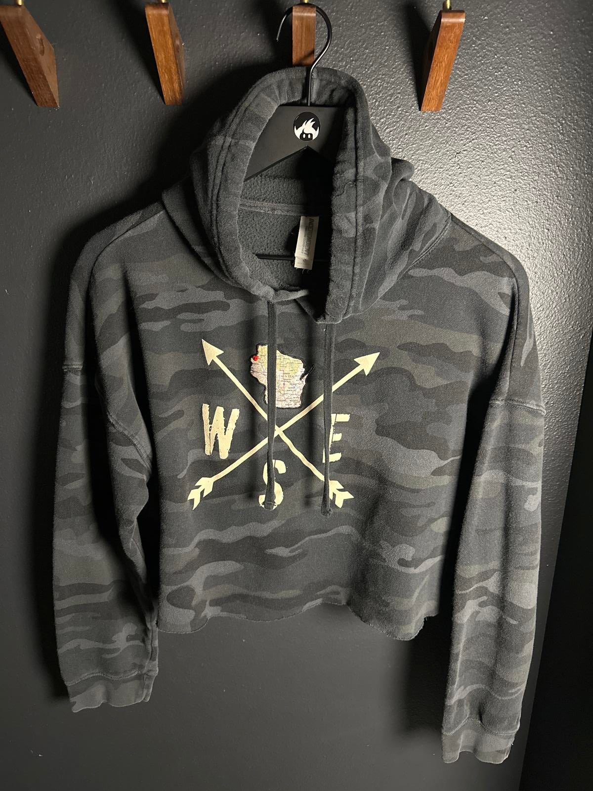 Black Camouflage Cropped Hoodie with Arrow and Map Design